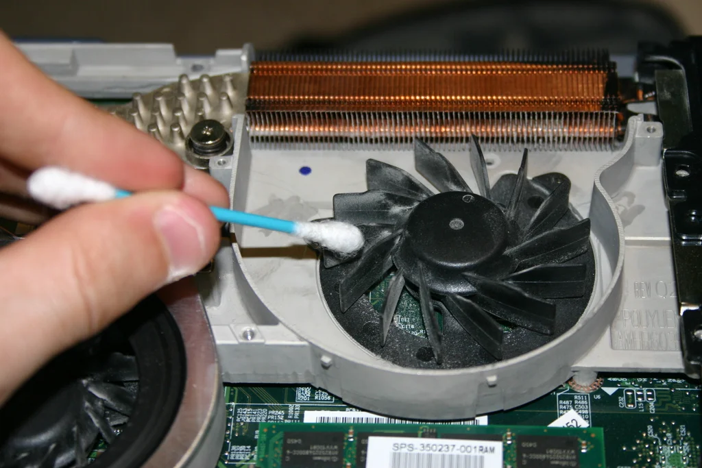 Cleaning laptop fans for excess dirt